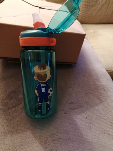 Customer photo review of Personalisierte Fußball-Trinkflasche - Gestalte deinen Avatar mit Trikotnummer & Name