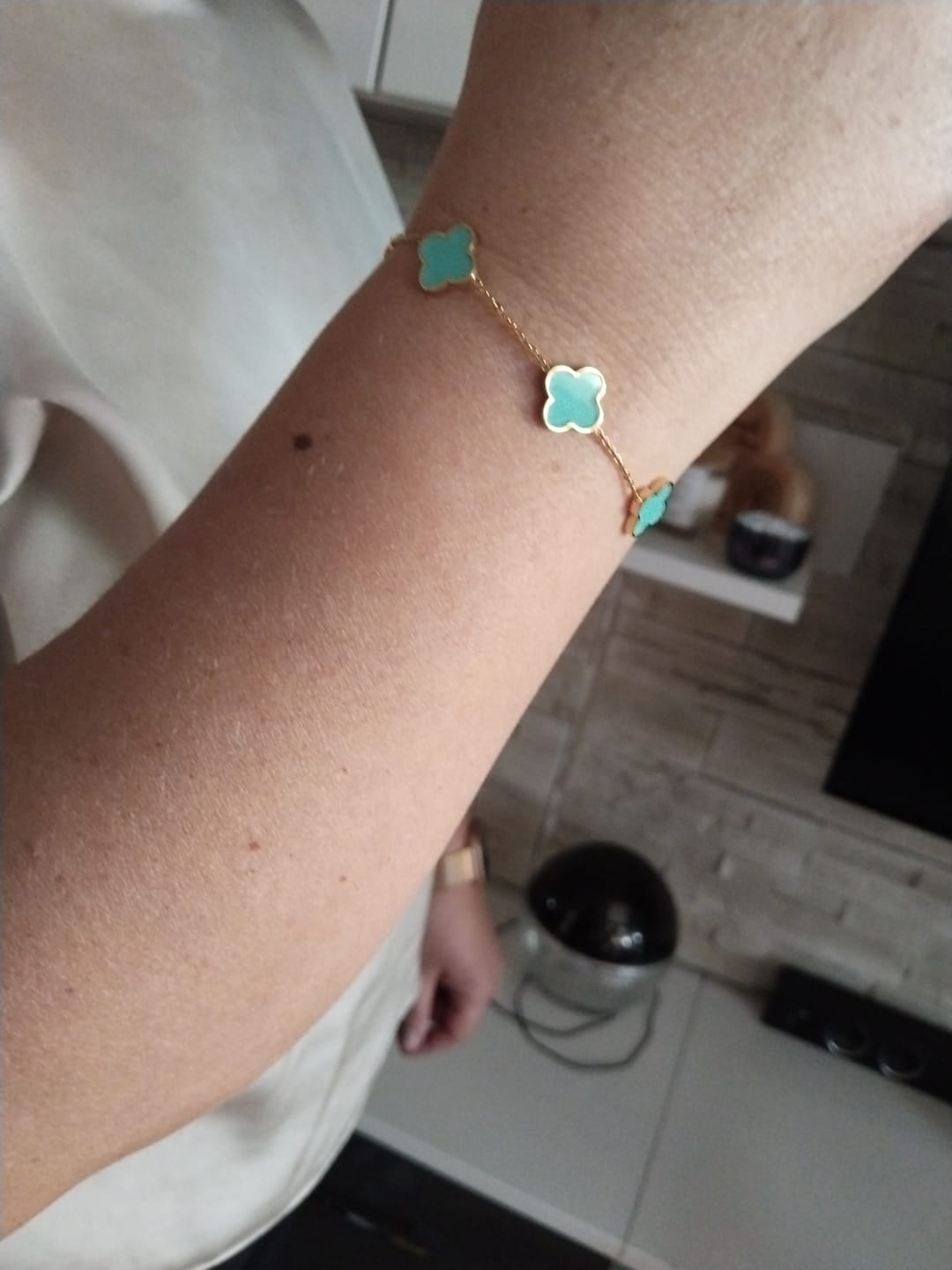 Customer photo review of Ice Blue Clover Armband | 18K vergoldet