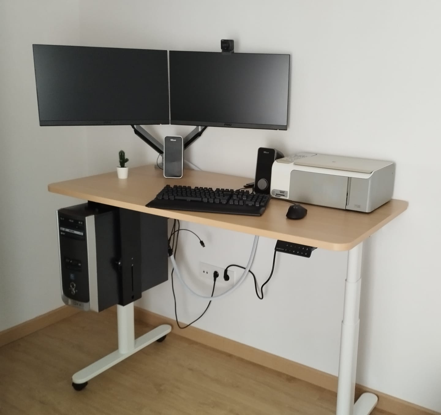Customer photo review of Maidesite TH2 Pro Plus-Marco de Escritorio Eléctrico Elevable en Altura Doble Motor