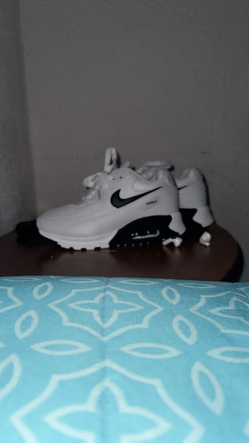 Customer photo review of Tenis Max 90 Blanco Negro