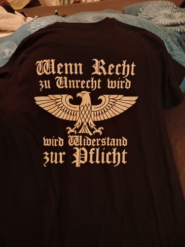 Customer photo review of Wenn Recht zu Unrecht wird - T-Shirt Rückendruck
