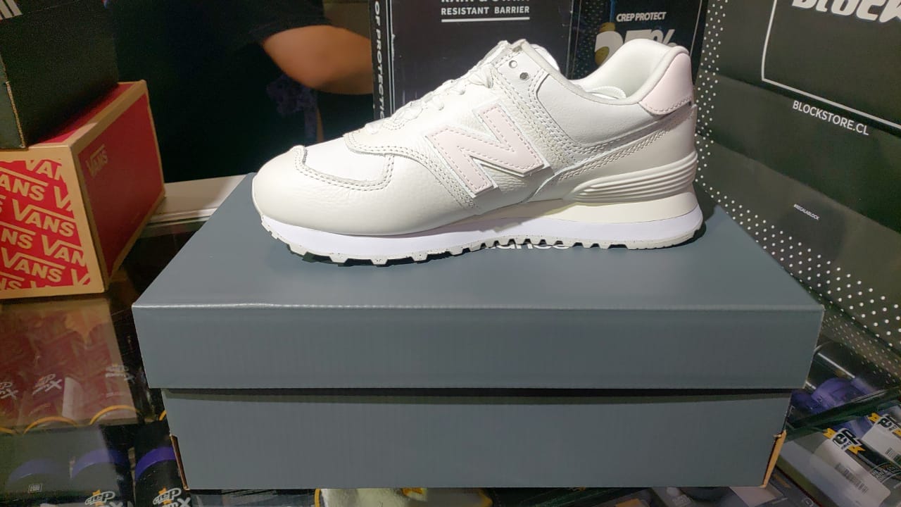 Customer photo review of Zapatilla New Balance 574 Mujer Blanco - Rosado
