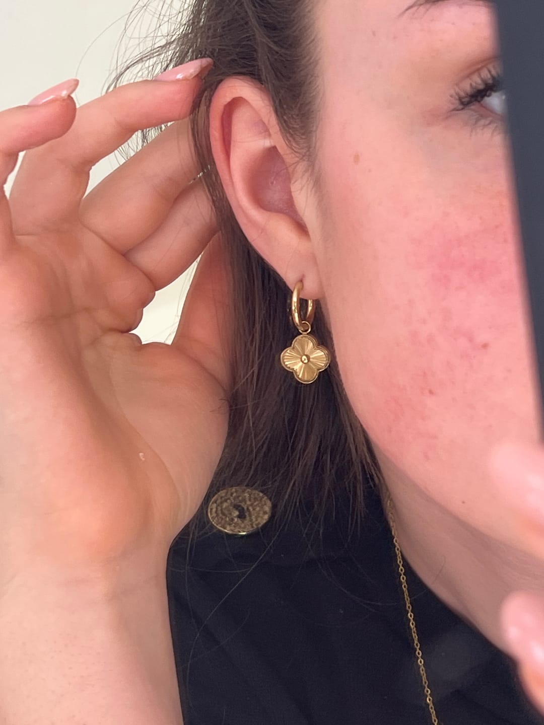Customer photo review of Golden Lucky Leaf Huggie Ohrringe 14K Vergoldet