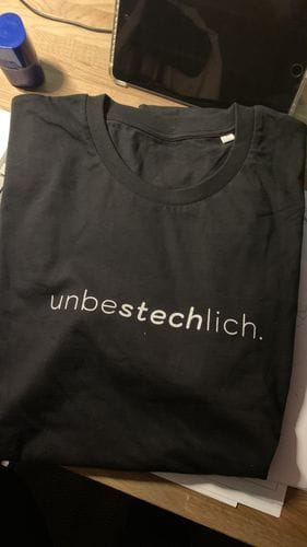 Customer photo review of DIE MÖHRE: GRÜNZEUG PREMIUM SHIRT BUBEN • UNBESTECHLICH