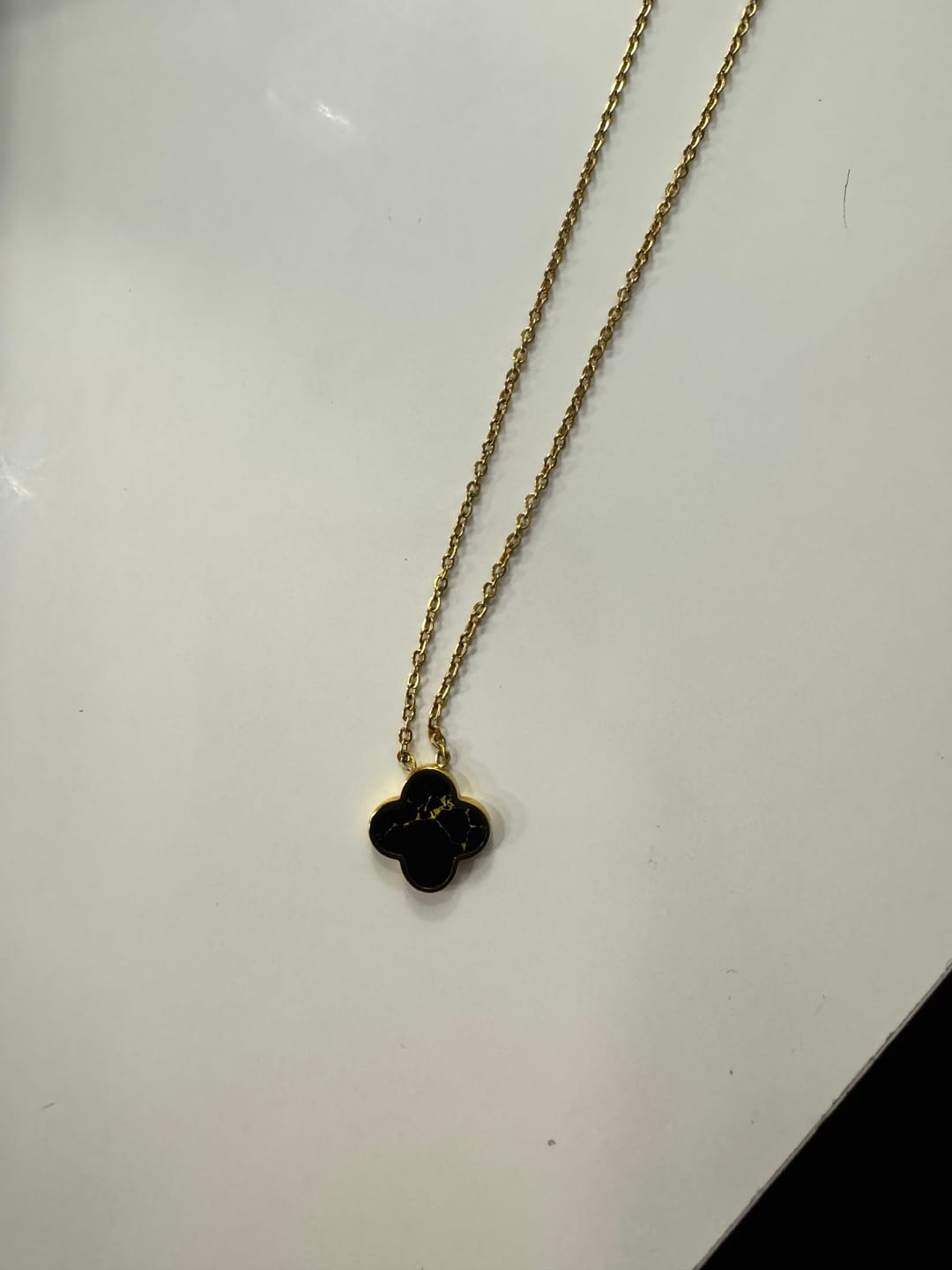 Customer photo review of Black-Gold Clover Kette | 18K vergoldet