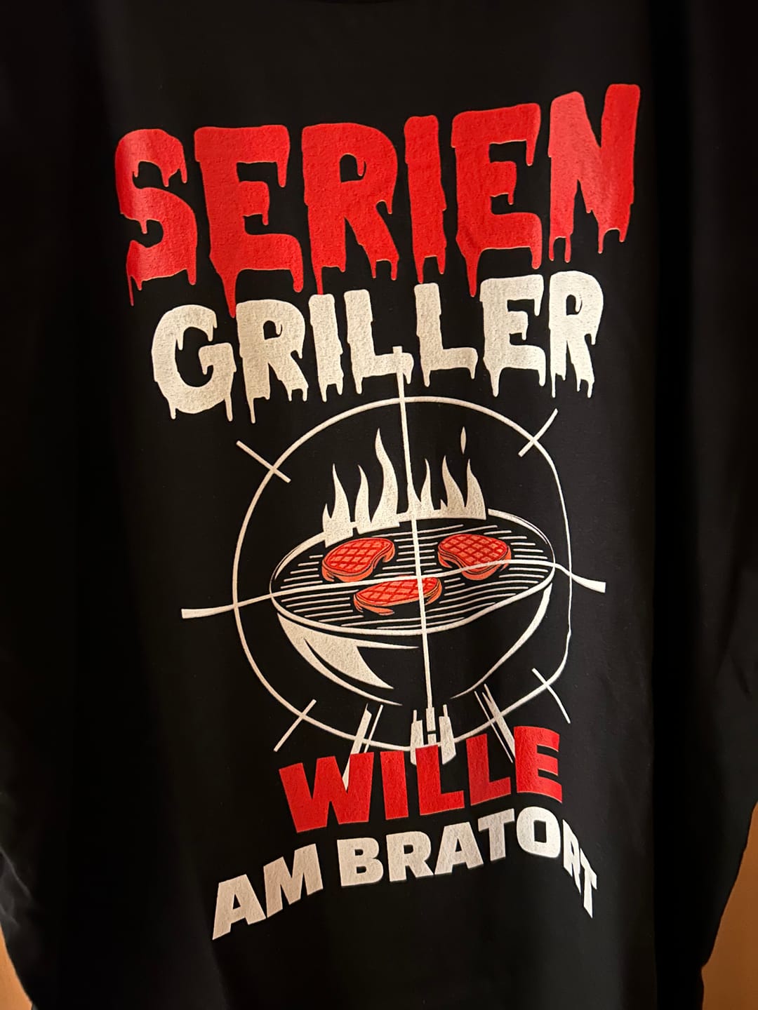 Customer photo review of Seriengriller am Bratort - Personalisierbares T-Shirt