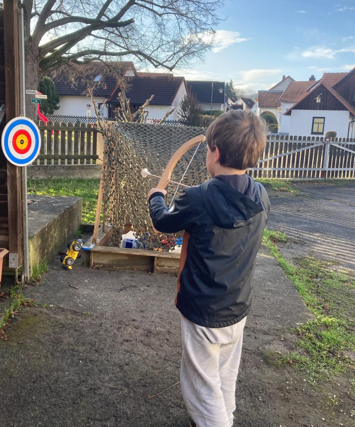 Customer photo review of Kinderbogen - Holzspielzeug, mit Saugnapfpfeilen, Köcher & Zielscheibe