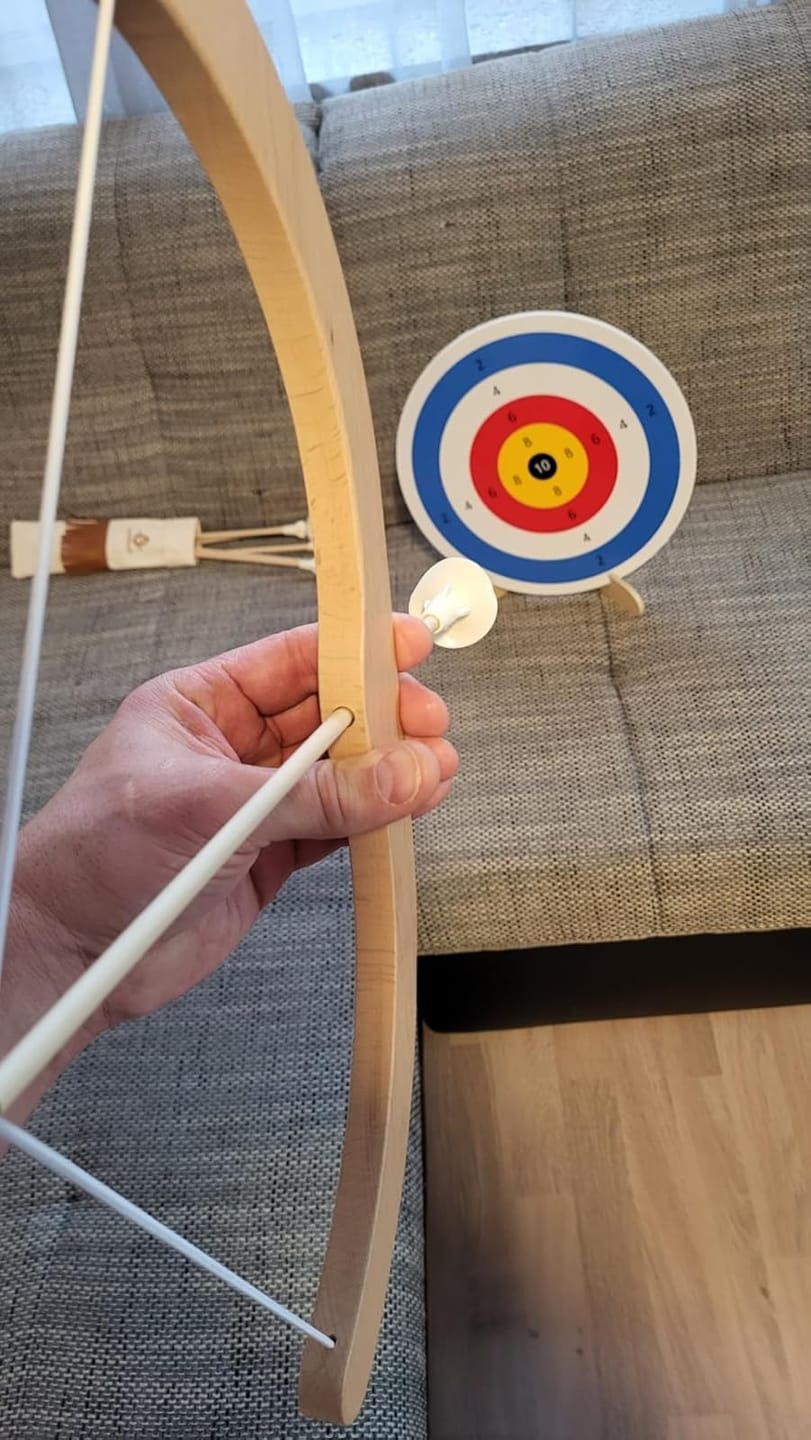 Customer photo review of Kinderbogen - Holzspielzeug, mit Saugnapfpfeilen, Köcher & Zielscheibe