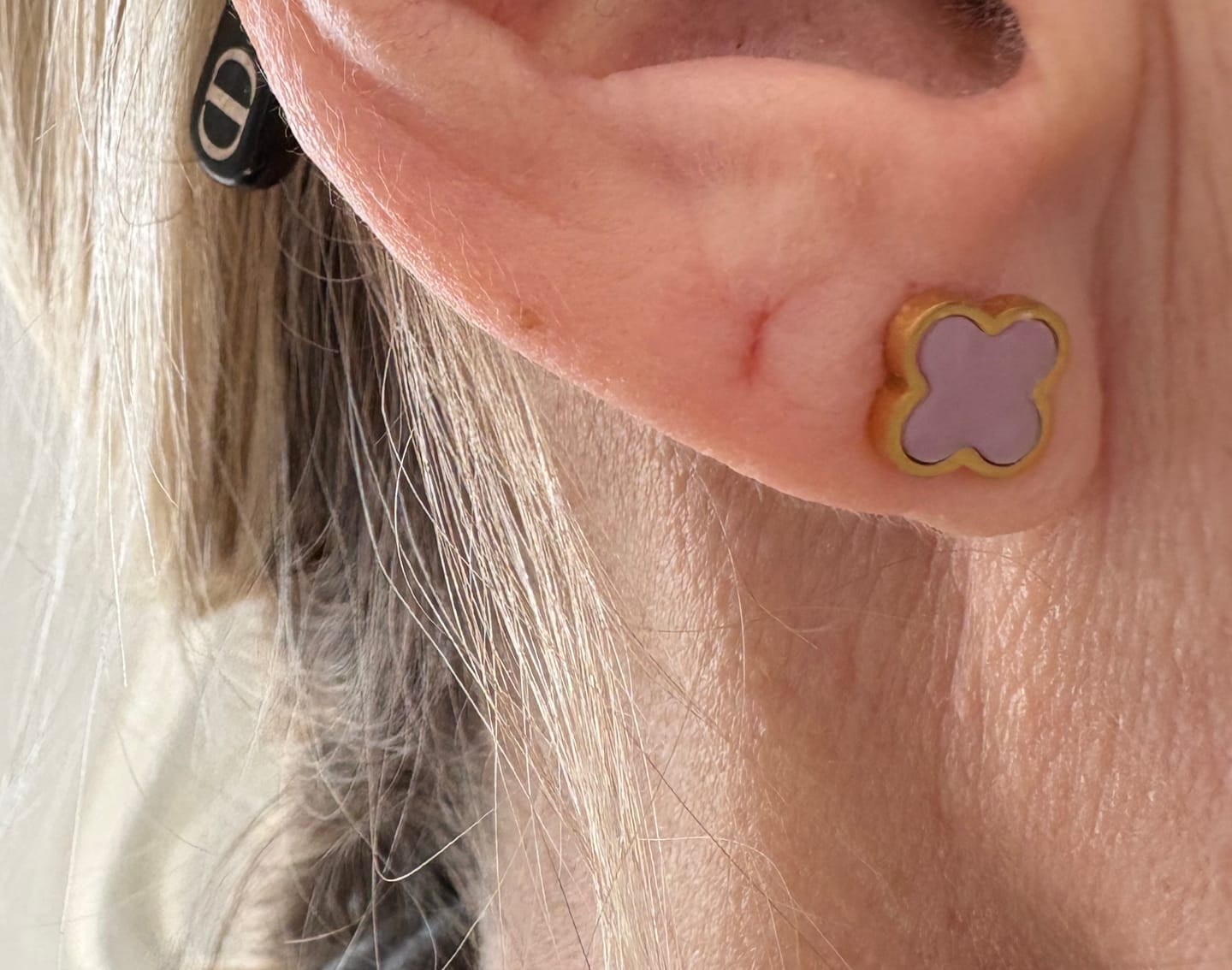 Customer photo review of Rosa Perlmutt Clover Ohrstecker | 18K vergoldet