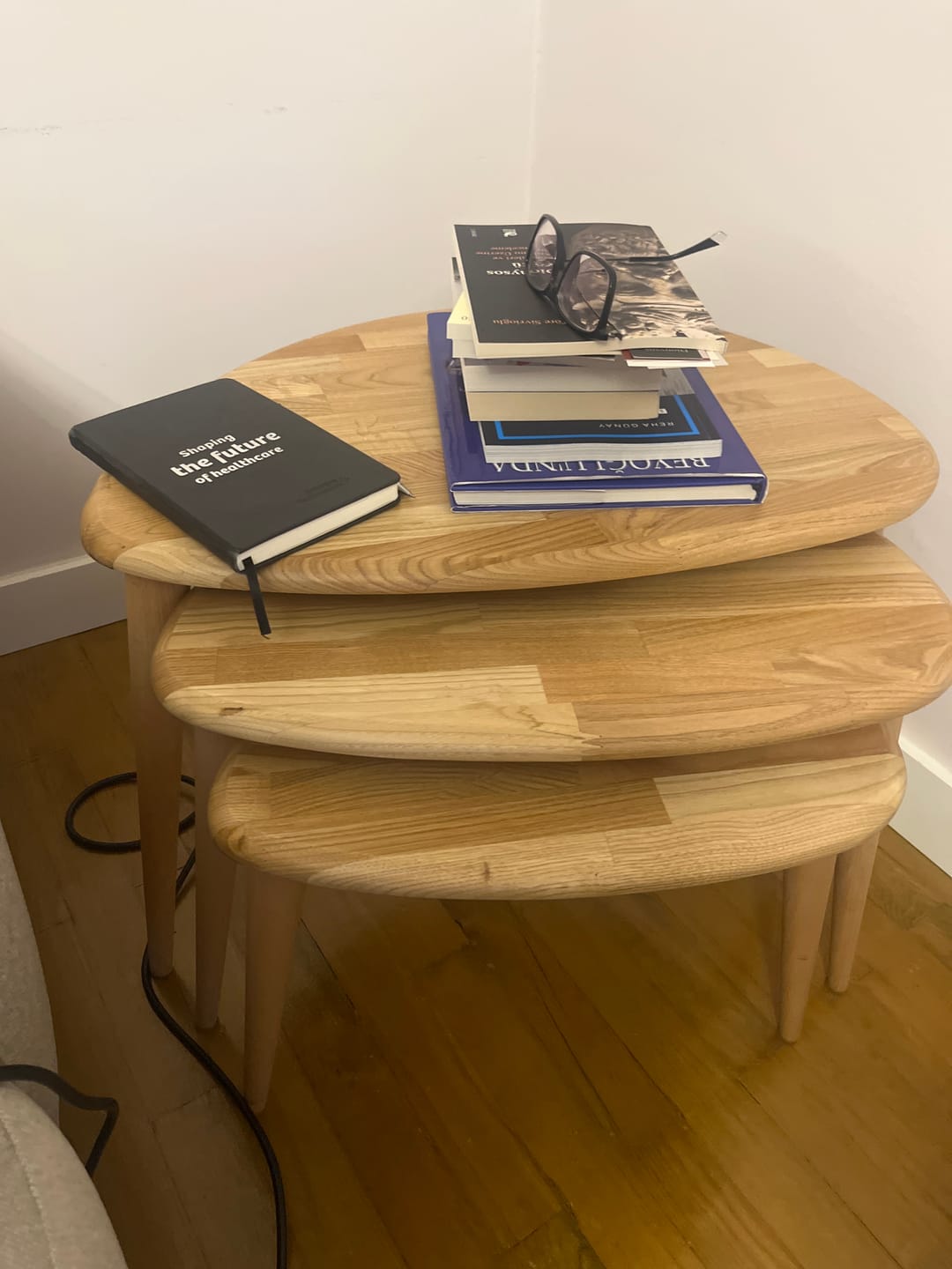Customer photo review of Ahşap Zigon Sehpa 3'lü Set - Doğal Masif Kestane Ağacı (Ercol Stil)