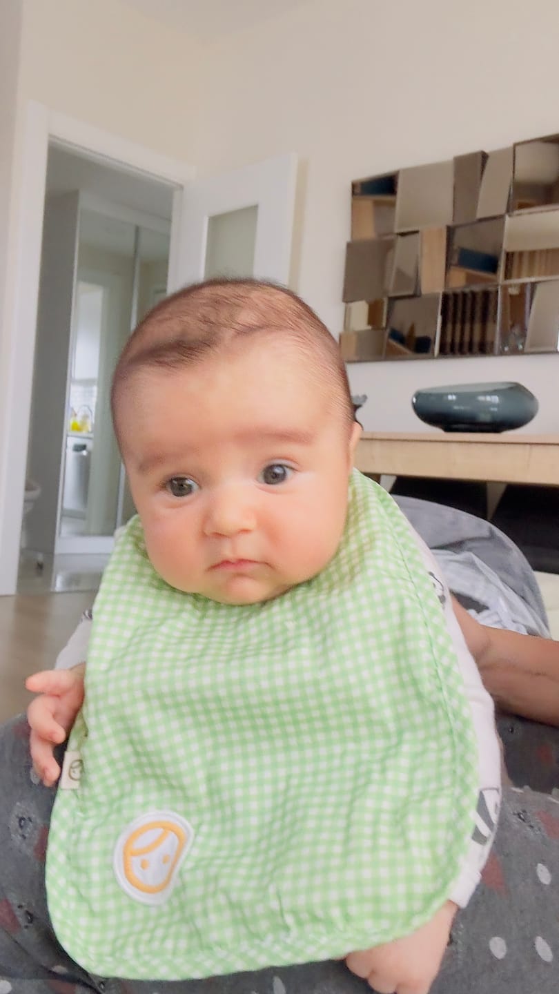 Customer photo review of Organik Pamuk Sıvı Geçirmez Piknik Yeşil Mama Önlüğü