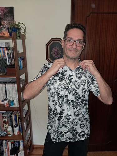 Customer photo review of Chemise noire à manches courtes pour hommes, imprimé tête de mort florale, couronne Punk Rock