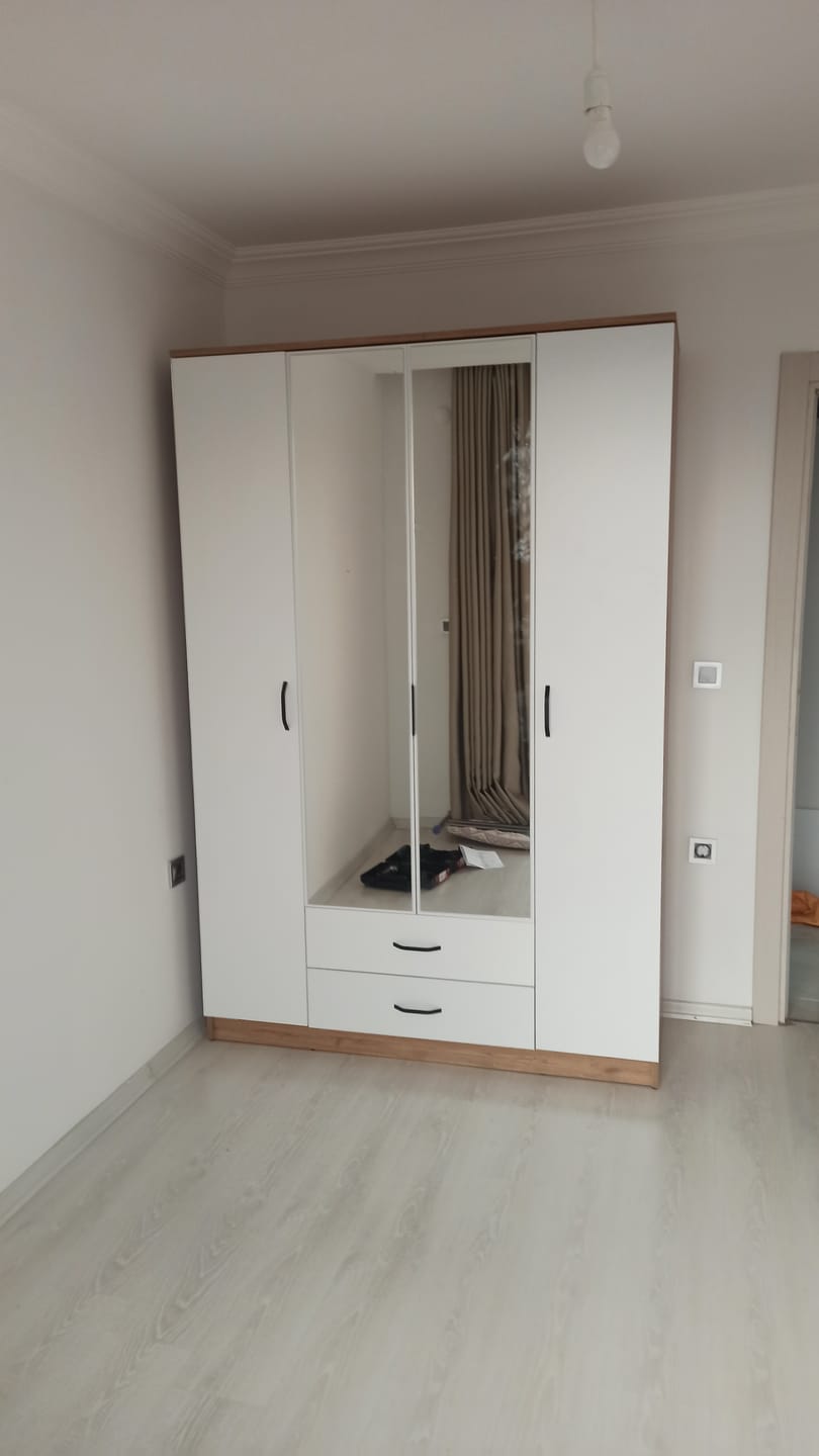Customer photo review of Rani BA131 Geniş Gardırop Elbise Dolabı Aynalı Kapaklı 2 Çekmeceli 13 Raflı 1 Askılı Sepet Ceviz - Beyaz