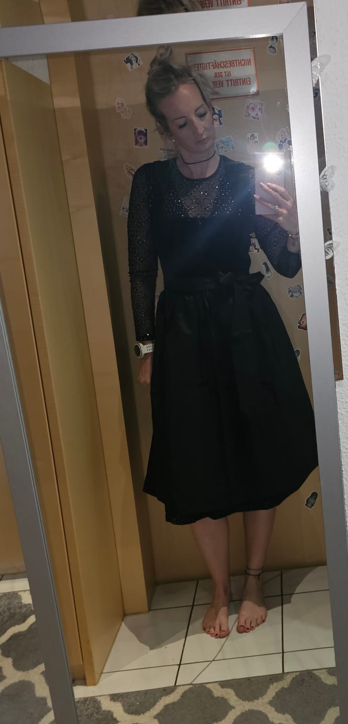 Customer photo review of Damen Schwarz Reißverschluss Vorne Strukturierter Dirndl