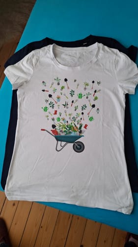 Customer photo review of Schubkarre mit Gartenwerkzeugen - Damen Premium Organic Shirt