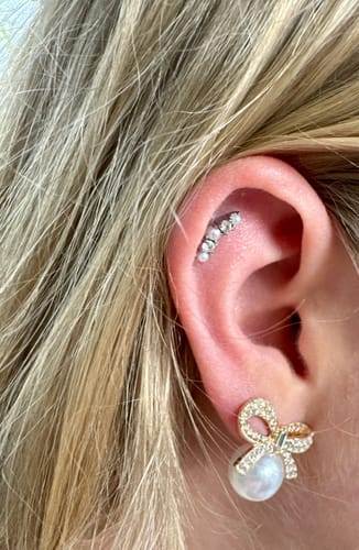 Customer photo review of Crystal & Pearls Labret Piercing 18K Vergoldet