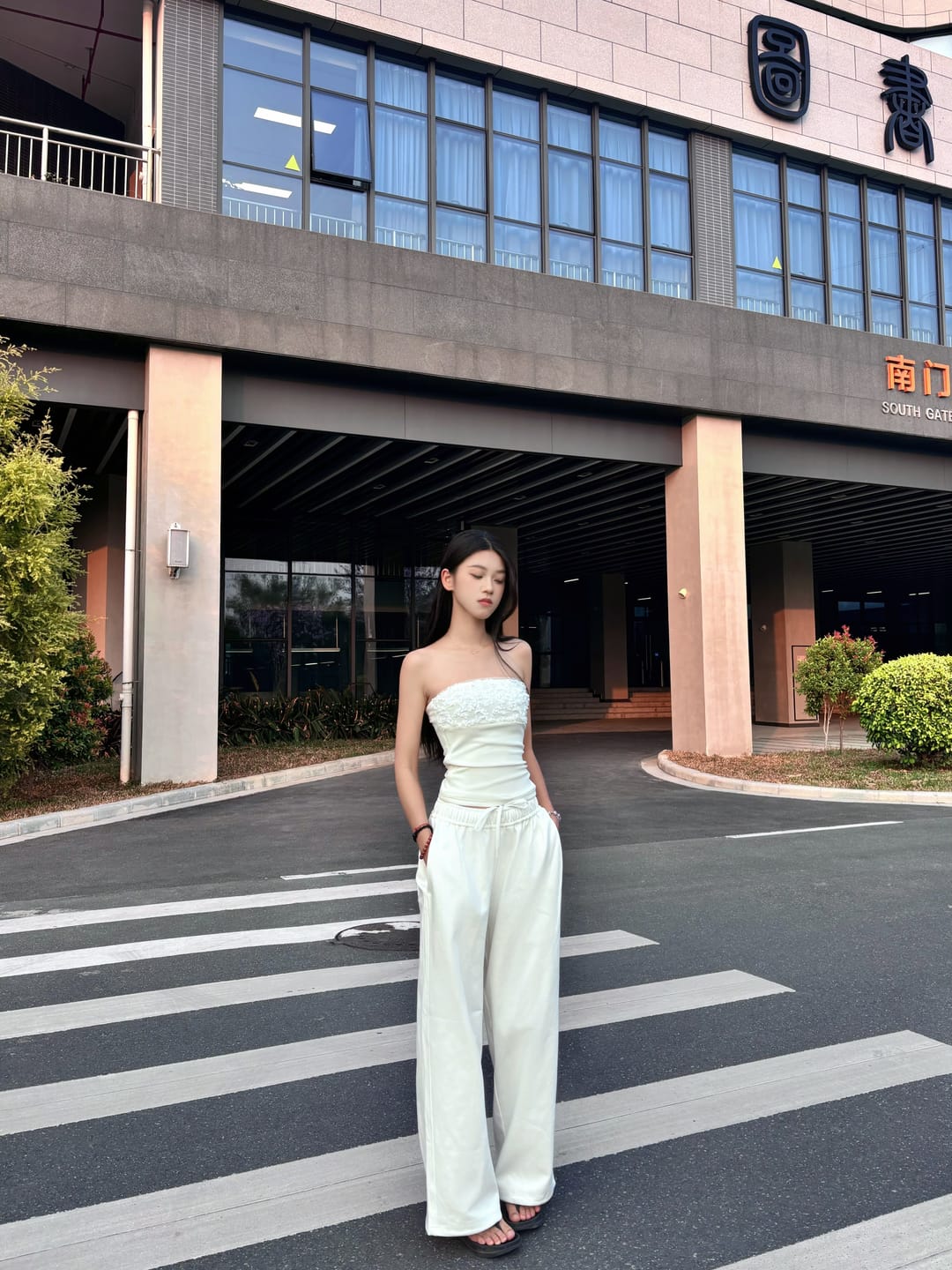 Customer photo review of ROVENTE Drawstring Wide-Leg Pants in White