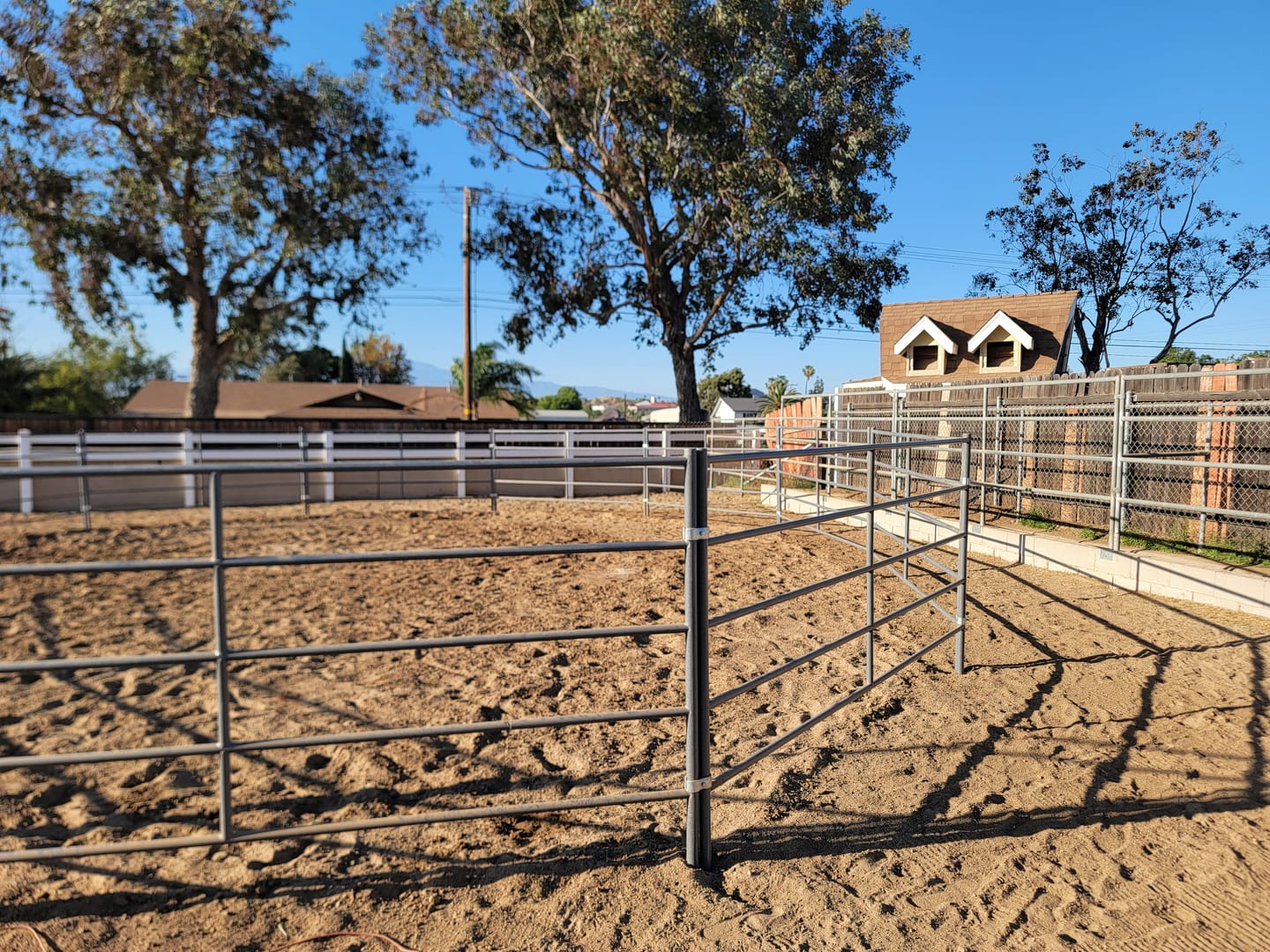Customer photo review of 40ft Round Pen (5-Rail) 14-Gauge Steel