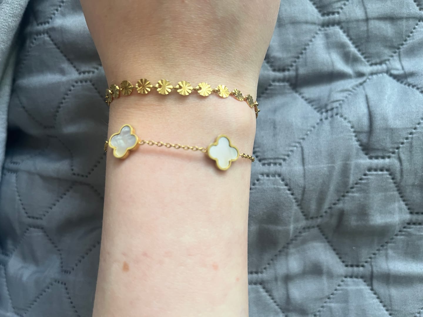 Customer photo review of Clover Perlmutt Armband | 18K vergoldet