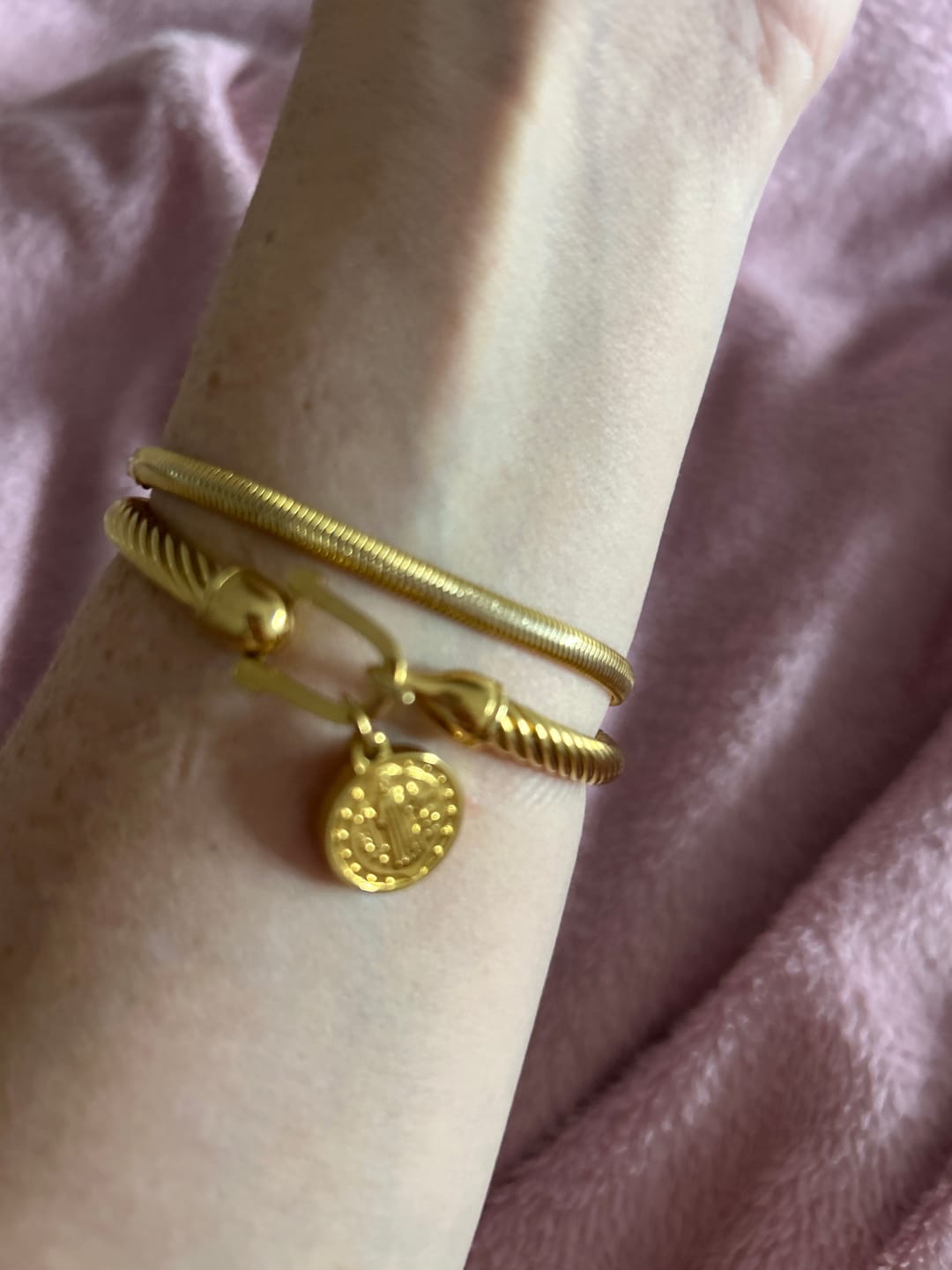 Customer photo review of Bracelete Pingente São Bento Banhado em Ouro 18K
