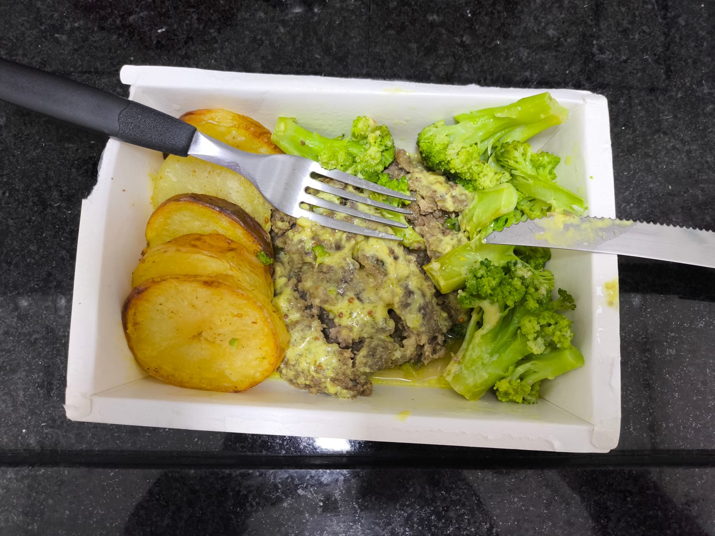 Customer photo review of Hambúrguer de Fraldinha ao Molho de Mostarda, Batata em Rodela com Alho e Brócolis