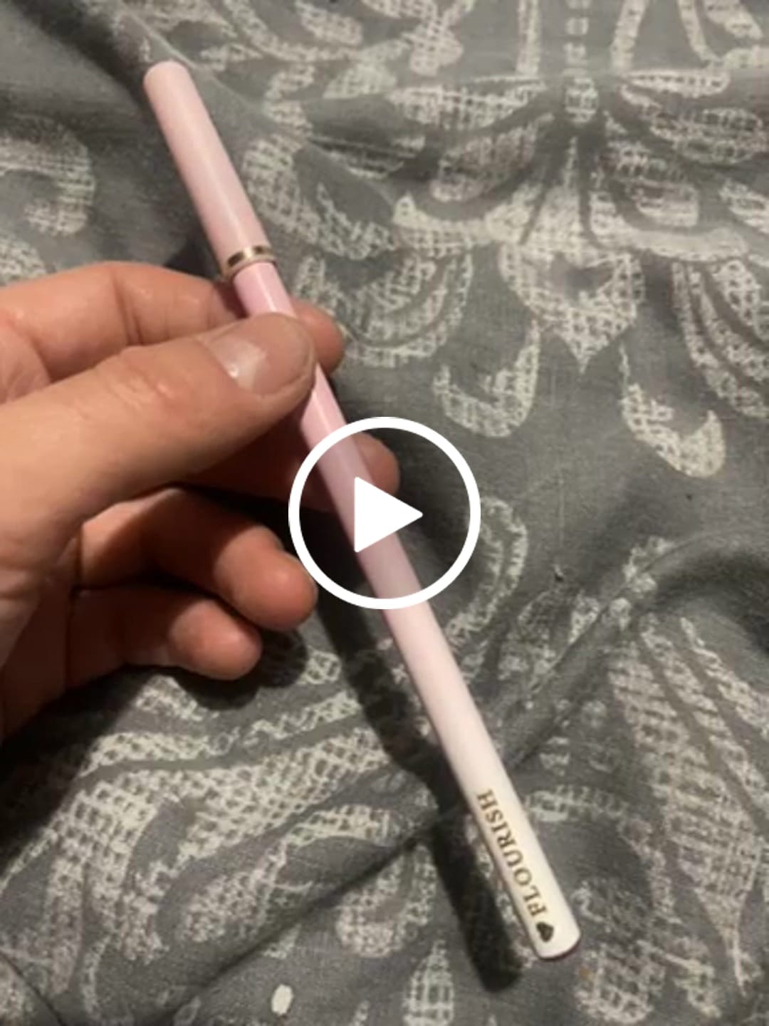 Reseña en vídeo del cliente del kit de lápiz labial y delineador de labios Kiss and Makeup de P. Louise