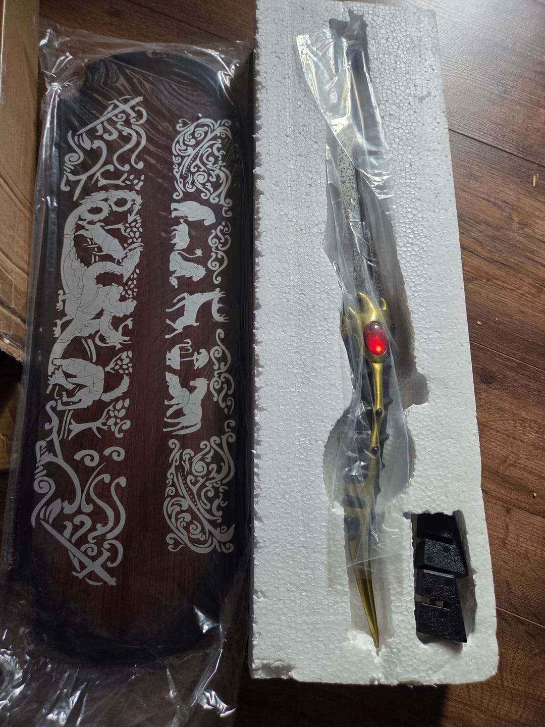 Customer photo review of Game of Thrones/House Of The Dragon - King Viserys' Valeryian Steel Dagger and Arya's Catspaw
