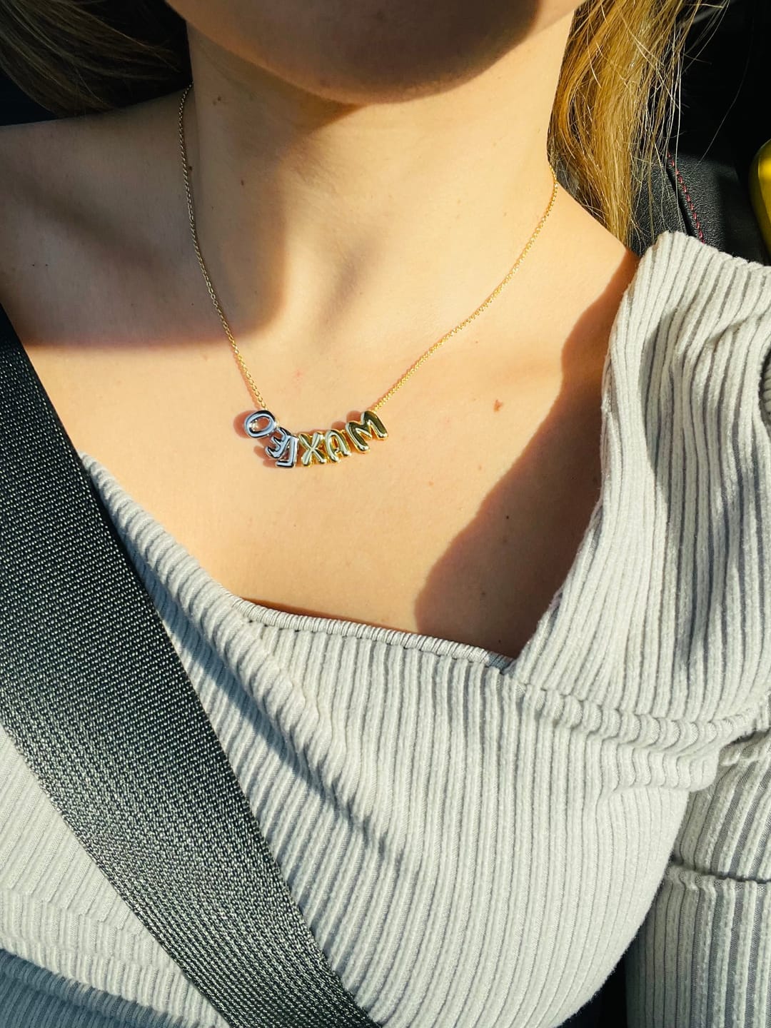 Customer photo review of Personaliza Tu Collar Con Inicial Mini Bubble Combinado