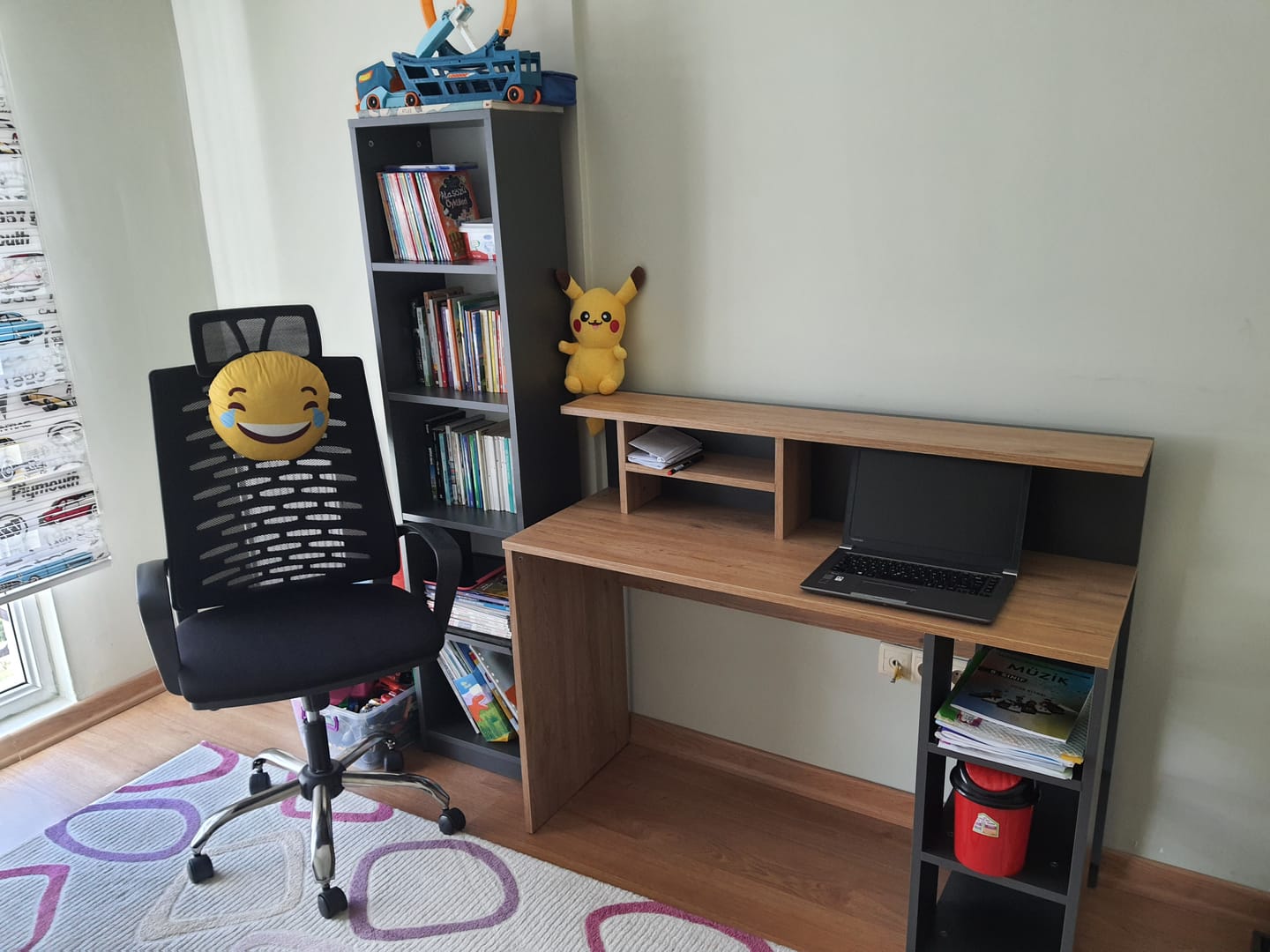 Customer photo review of Rani HA125 Kitaplıklı Raflı Çalışma Ofis Bilgisayar Masası Antrasit - Sepet Ceviz