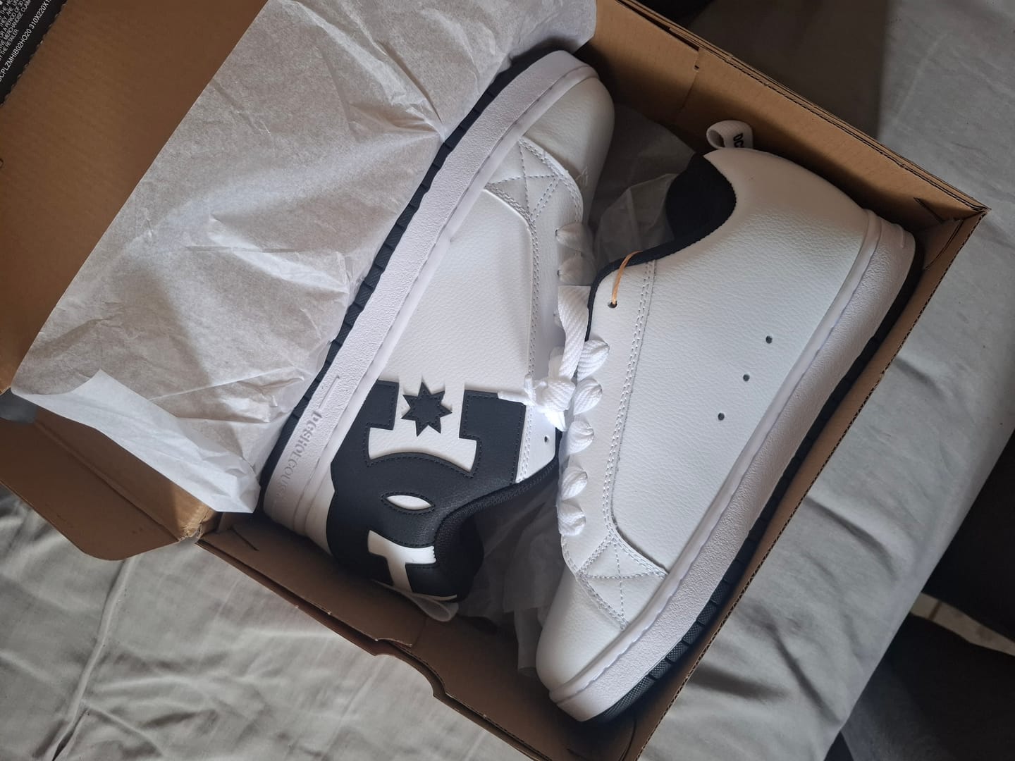 Customer photo review of Zapatilla DC Court Graffik Hombre Blanco