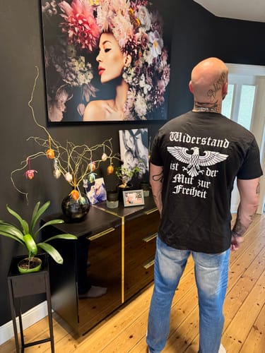 Customer photo review of Widerstand ist der Mut zur Freiheit - T-Shirt Rückendruck