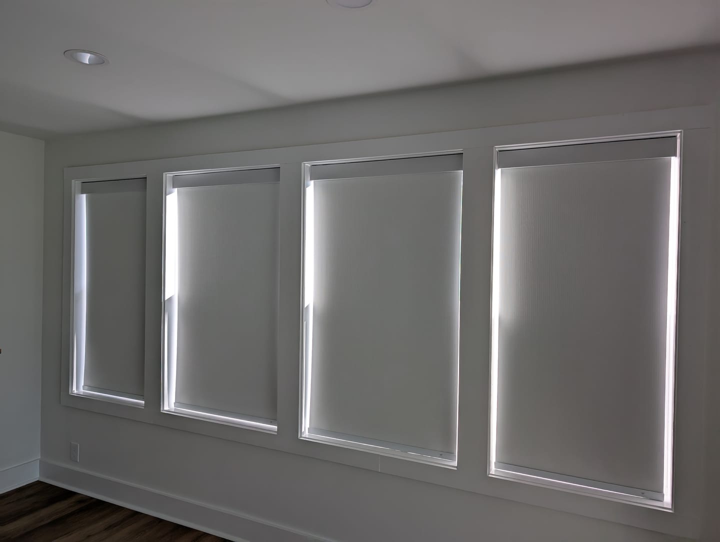 Customer photo review of SmartWings Motorized Roller Shades 100% Blackout Vigor