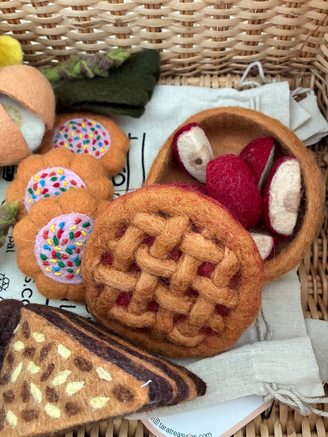 Customer photo review of Felt Apple Pie Play Food Set