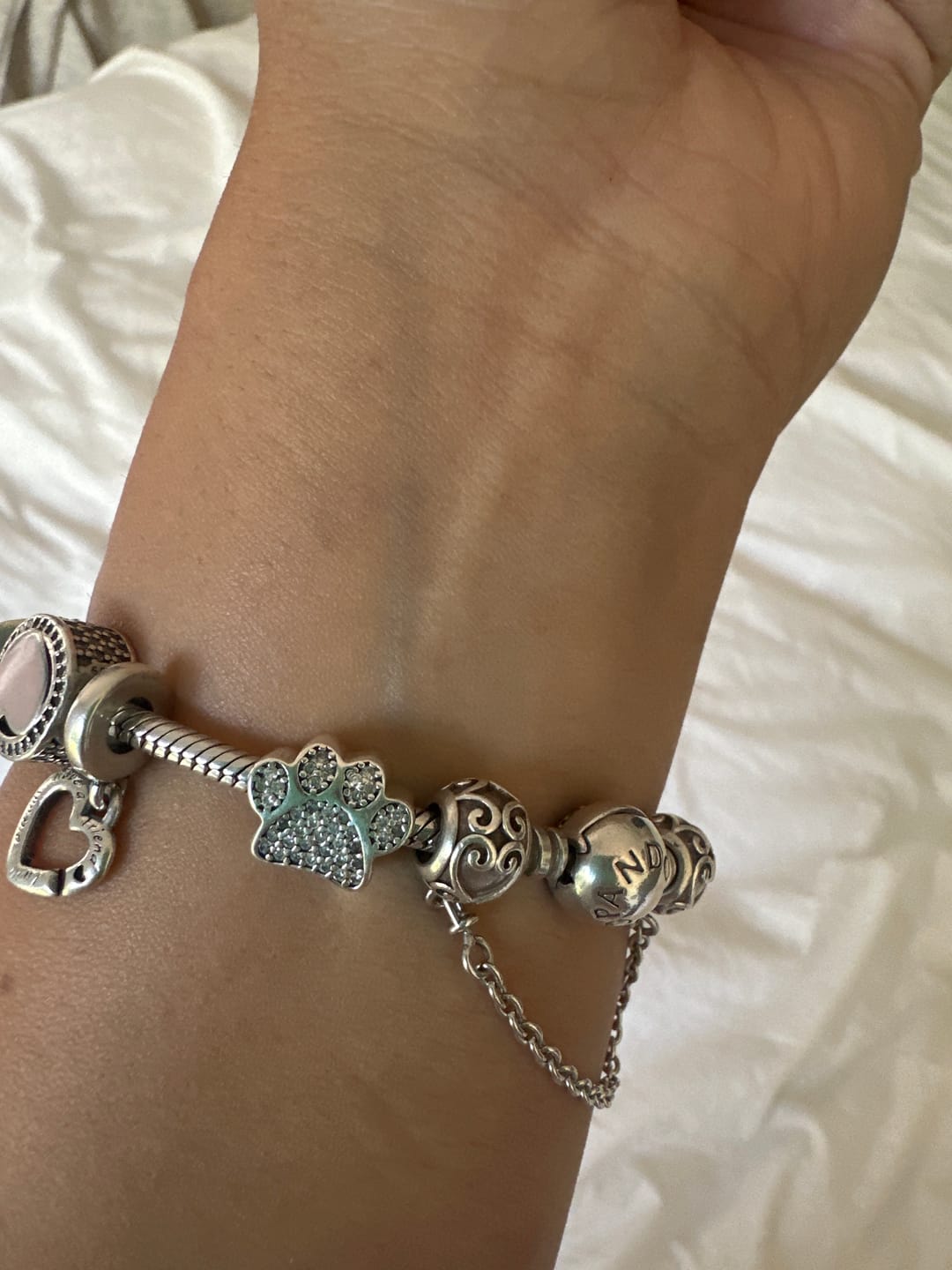 Customer photo review of Charm Huellita Brillos Blancos