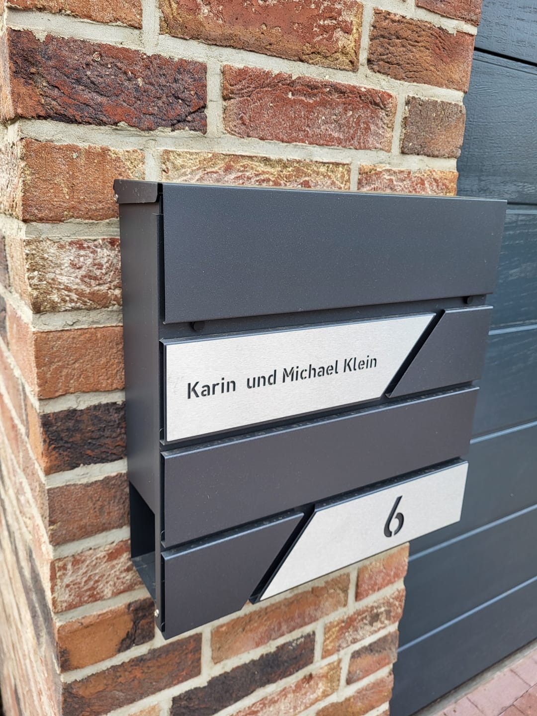 Customer photo review of AlbersDesign Briefkasten B1 Eisenglimmer (DB703) personalisiert mit Edelstahl-Schildern