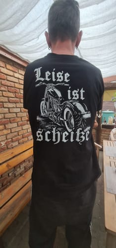 Customer photo review of Leise ist scheiße - T-Shirt Rückendruck