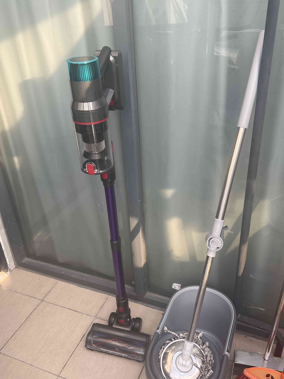 Customer photo review of Aspirateur sans fil ultra-puissant avec détection automatique de poussière / Jusqu’à 60 min d’autonomie / Sans sac pour tapis, sols durs & poils d’animaux