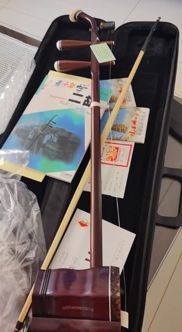 Customer photo review of HuQiu Premium Zitan Professional Erhu 5135 – Masterfully Crafted for Professional Performances