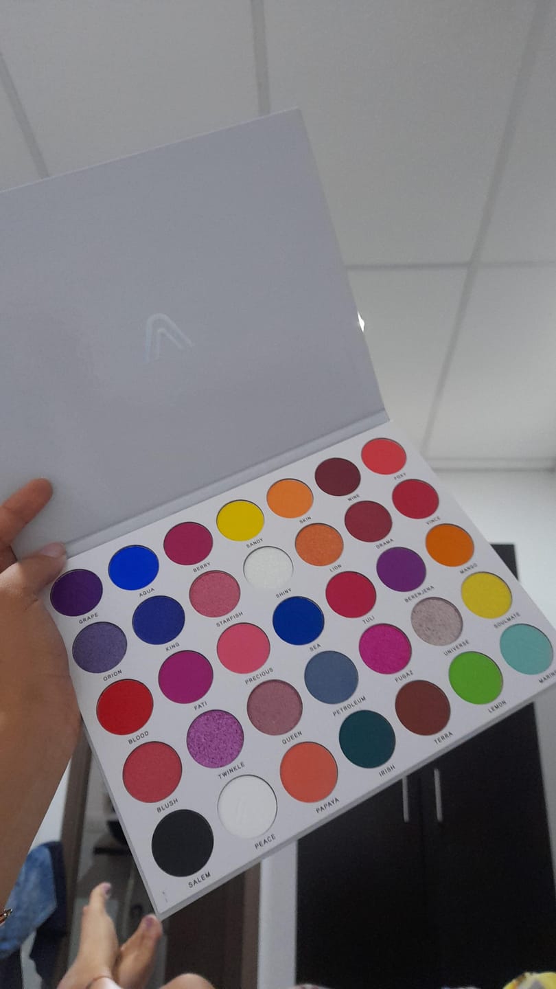 Customer photo review of PALETA DE SOMBRAS HAWAII | MAKEUP EXPERT