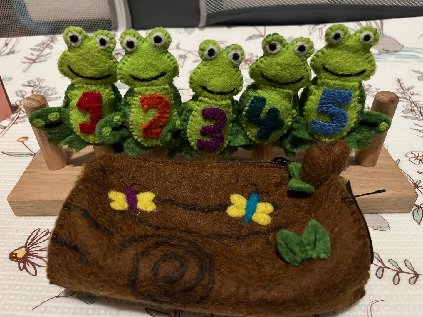 Customer photo review of 5 Little Speckled Frogs with Log Bag - Finger Puppet Set