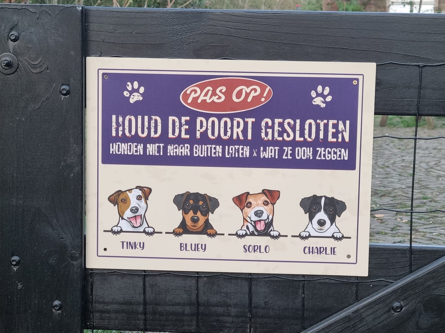 Customer photo review of Dieren niet naar buiten laten! - Gepersonaliseerd deurbordje