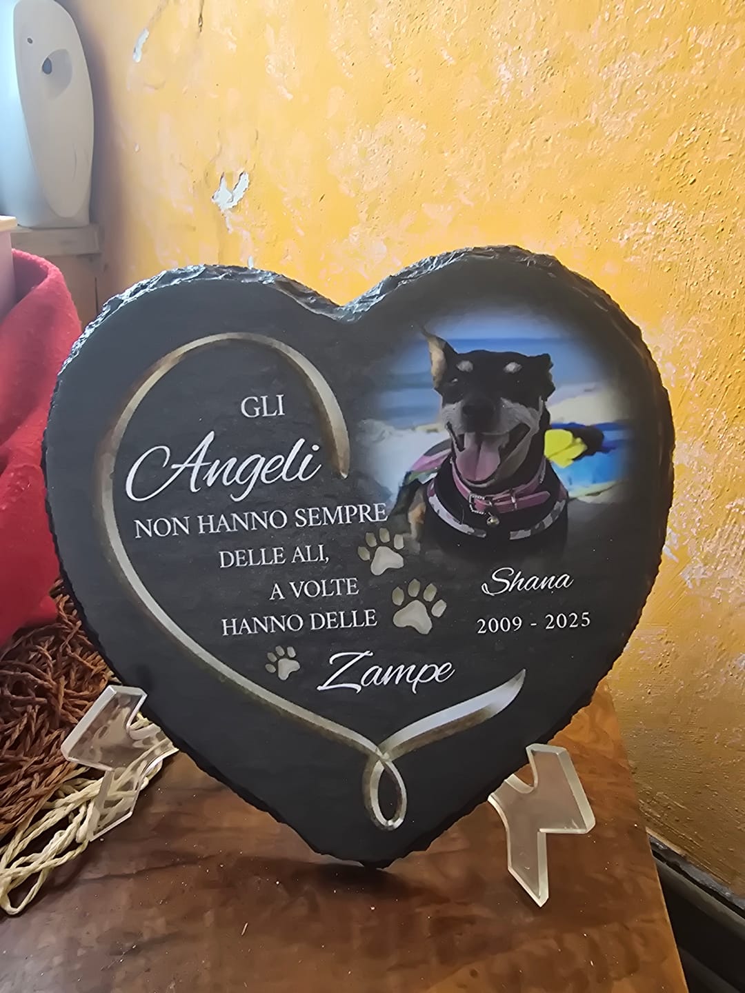 Customer photo review of Gli angeli hanno delle zampe - Cuore in ardesia personalizzato