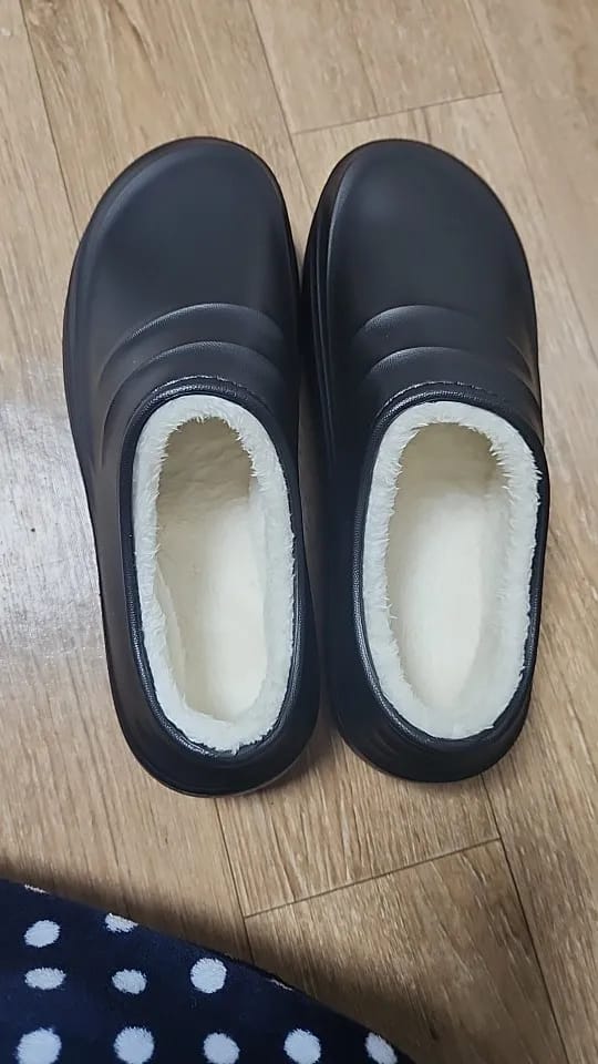 Customer photo review of The Snuggi Work Clogs