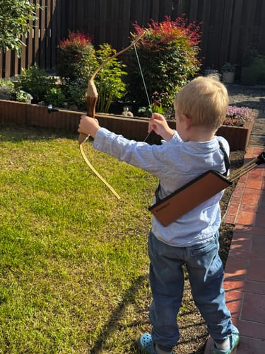 Customer photo review of Holzbogen Set mit 6 Saugnapf-Pfeilen, Zielscheibe, Köcher und Tasche