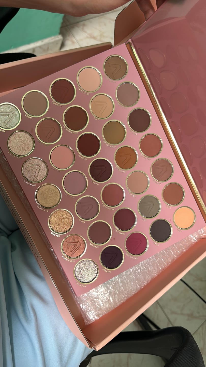 Customer photo review of PALETA DE SOMBRAS CLASSIC 35 TONOS
