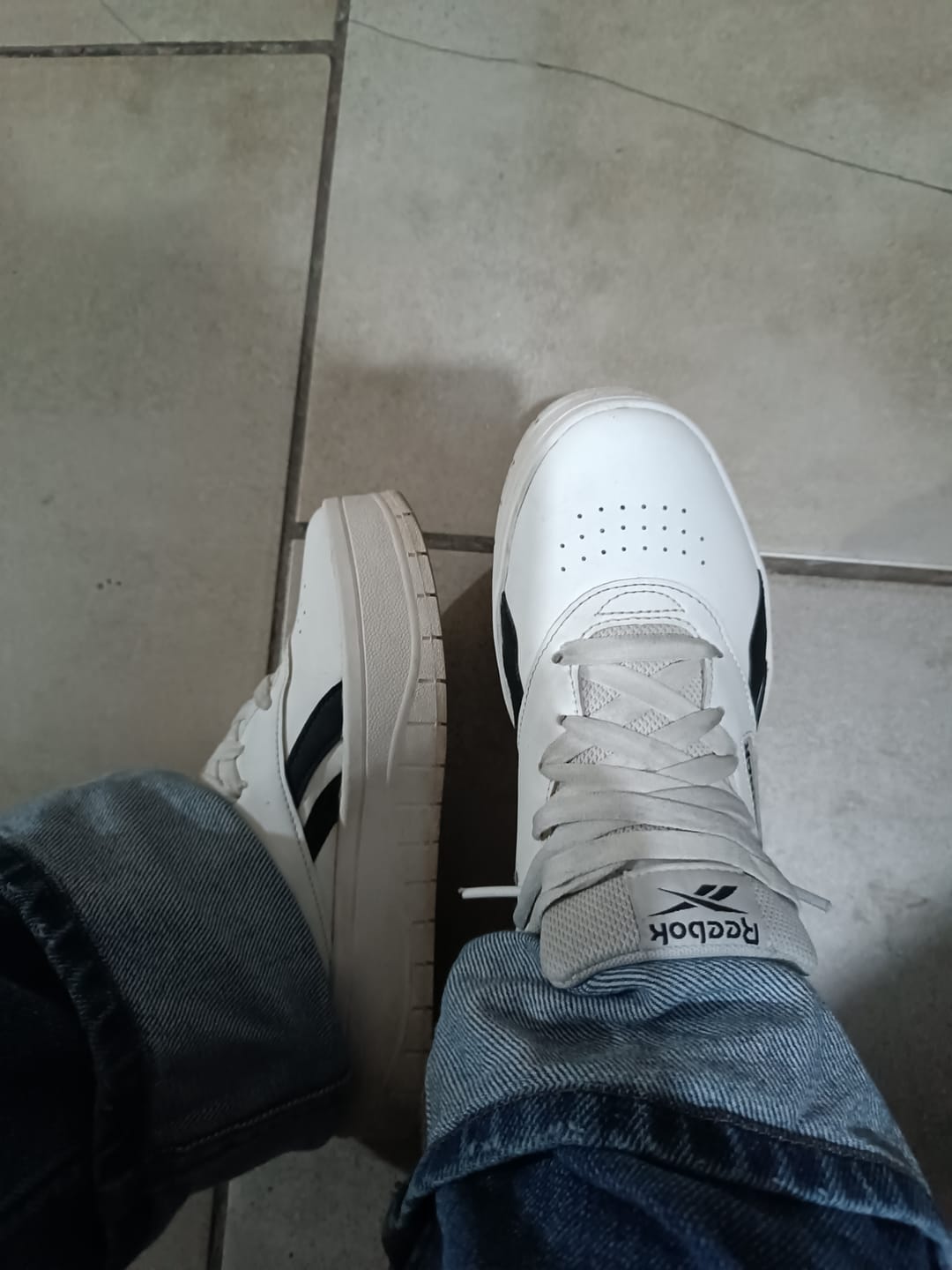 Customer photo review of Zapatilla Reebok Court Advance Surge Mujer Blanco
