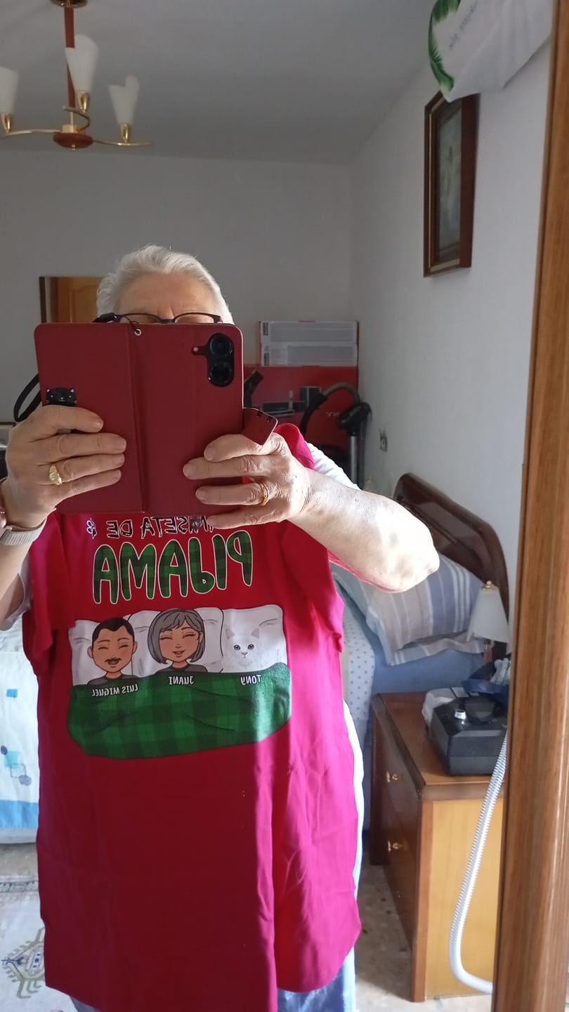Customer photo review of Nuestra camiseta de pijama - Camiseta personalizada
