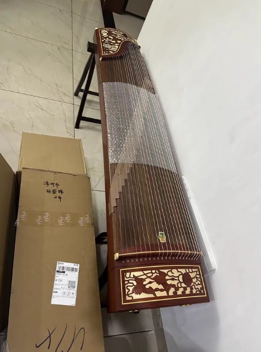 Customer photo review of Dunhuang Guzheng 694DQ "Double Cranes Facing the Sun" – 163cm Zither with Mother-of-Pearl Inlay, Bright and Transparent Tone