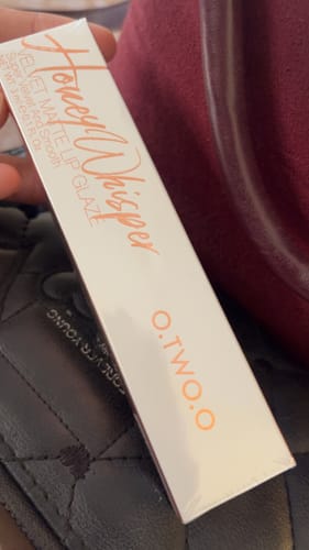 Customer photo review of O.TWO.O HONEY WHISPER VELVET MATTE LIP GLAZE