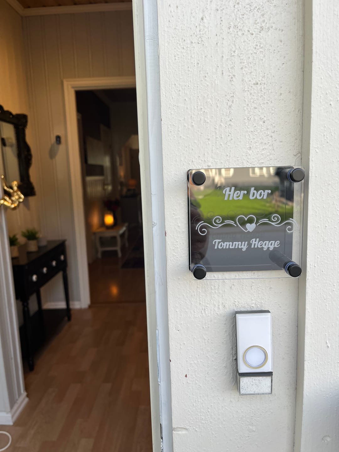 Customer photo review of Dørskilt med navn 10x10 eller 14,5x14,5 cm med avstandsstykker delux